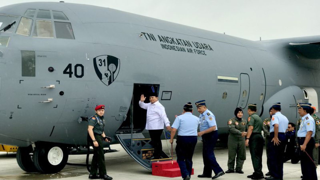 Menteri Pertahanan RI Prabowo Subianto (dua kiri) menyapa wartawan sebelum naik pesawat C-130J Super Hercules di Lanud Halim Perdanakusuma, Jakarta, Kamis (6/7/2023). Menhan Prabowo mengikuti sesi penerbangan joyflight bersama Kepala Staf TNI Angkatan Udara (Kasau) Marsekal TNI Fadjar Prasetyo (empat kiri), rombongan pejabat Mabes TNI, TNI AU, dan perwakilan media. ANTARA/Genta Tenri Mawangi.