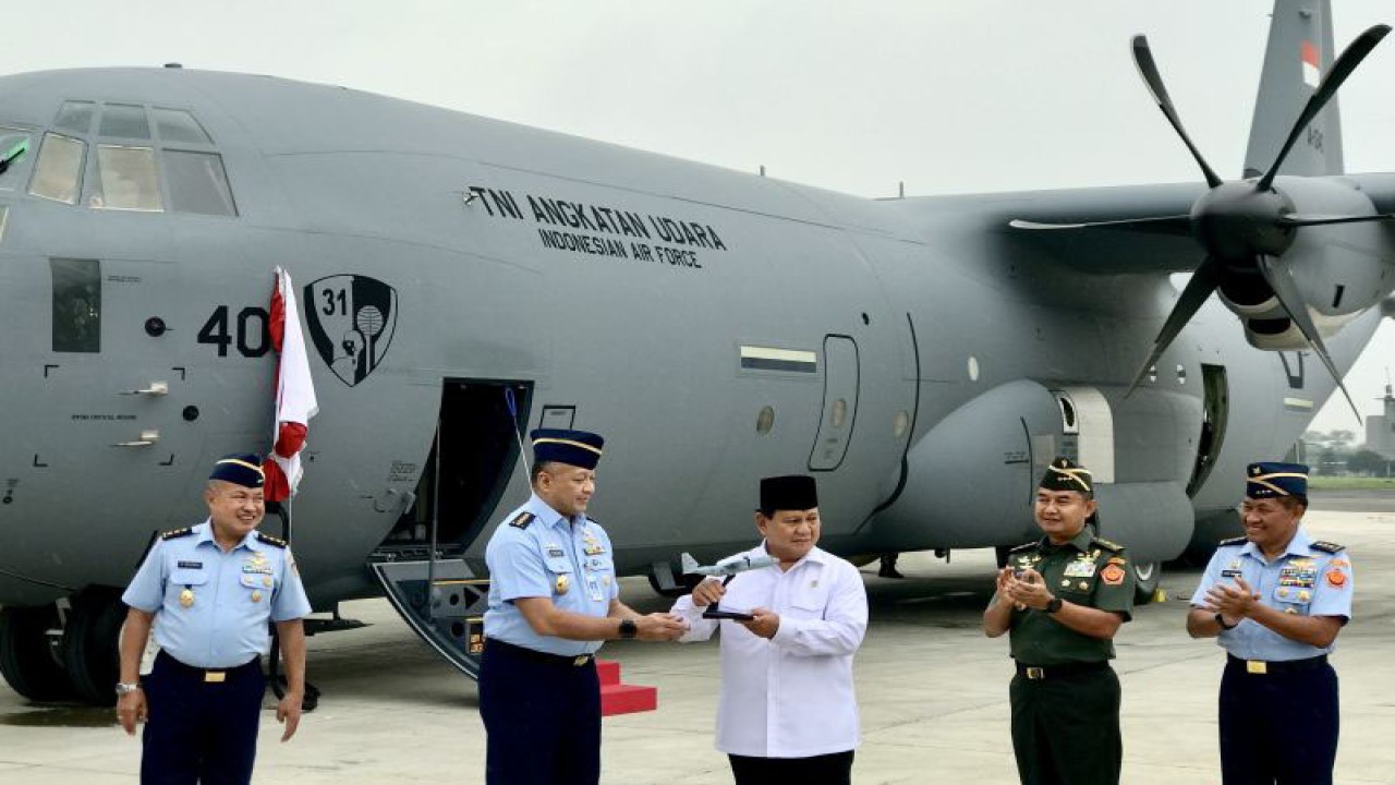 Menteri Pertahanan RI Prabowo Subianto (tengah) menerima miniatur C-130J Super Hercules dari Kepala Staf TNI Angkatan Udara Marsekal TNI Fadjar Prasetyo (dua kiri) disaksikan oleh Wakil Kepala Staf TNI AU Marsekal Madya TNI A. Gustaf Brugman (kiri), Sekretaris Jenderal Kementerian Pertahanan RI Marsekal Madya TNI Donny Ermawan Taufanto (kanan), dan Kepala Staf Umum Mabes TNI Letjen TNI Bambang Ismawan (dua kanan) saat upacara serah terima unit kedua C-130J Super Hercules di Lanud Halim Perdanakusuma, Jakarta, Kamis (6/7/2023). ANTARA/Genta Tenri Mawangi.
