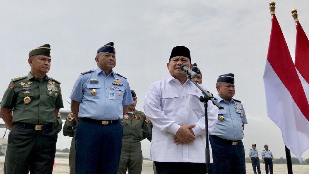 Menteri Pertahanan RI Prabowo Subianto memberi keterangan kepada media saat jumpa pers selepas upacara serah terima unit kedua C-130J Super Hercules di Lanud Halim Perdanakusuma, Jakarta, Kamis (6/7/2023). ANTARA/Genta Tenri Mawangi.