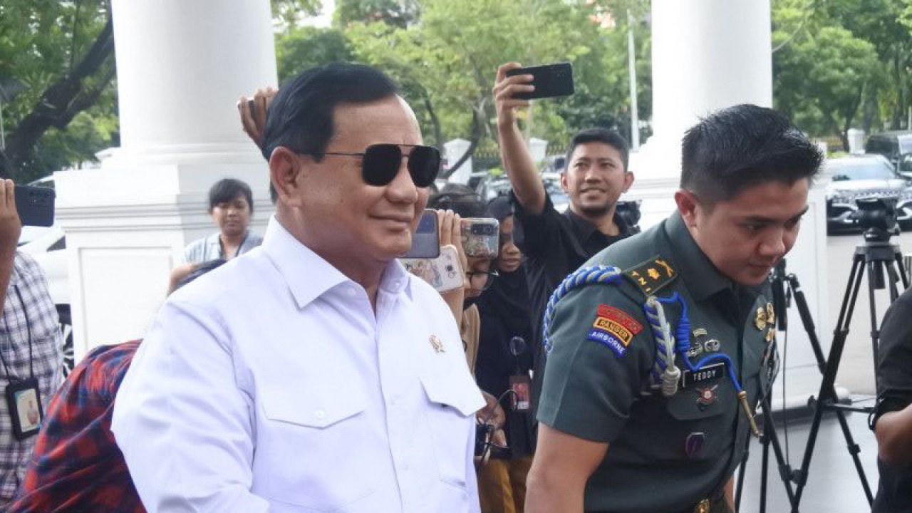 Menteri Pertahanan Prabowo Subianto tiba di Istana Kepresidenan Jakarta, Senin (10/7/2023). (ANTARA/Indra Arief Pribadi)