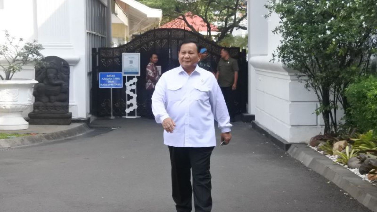 Menteri Pertahanan (Menhan) Prabowo Subianto di Kompleks Istana Kepresidenan, Jakarta, Senin (10/7/2023). (ANTARA/Indra Arief Pribadi)
