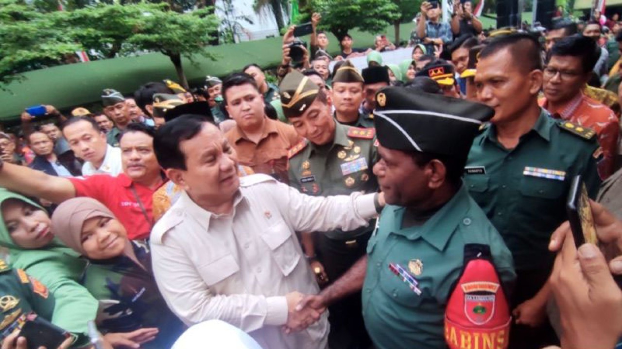 Menteri Pertahanan Prabowo Subianto (dua kiri) menyalami prajurit asal Papua yang bertugas di Sulsel saat meninjau pemberian bantuan dukungan kendaraan motor trail di kantor Koramil Mamajang, Makassar, Sulawesi Selatan, Kamis (13/7/2023). ANTARA/Darwin Fatir.