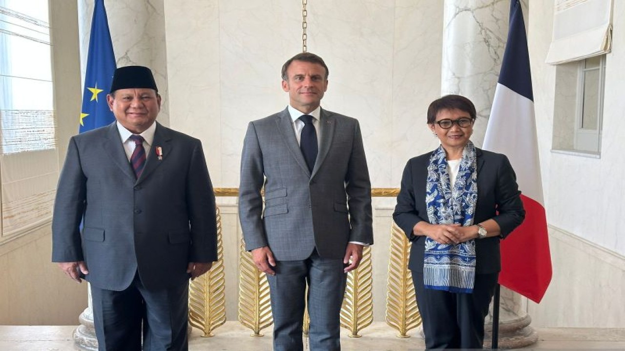 Menteri Pertahanan Prabowo Subianto (kiri) dan Menteri Luar Negeri Retno Marsudi (kanan) bertemu Presiden Perancis Emmanuel Macron di Istana Elysee (tengah), Jumat (21/7/2023). (ANTARA/HO-Humas Setjen Kemhan)
