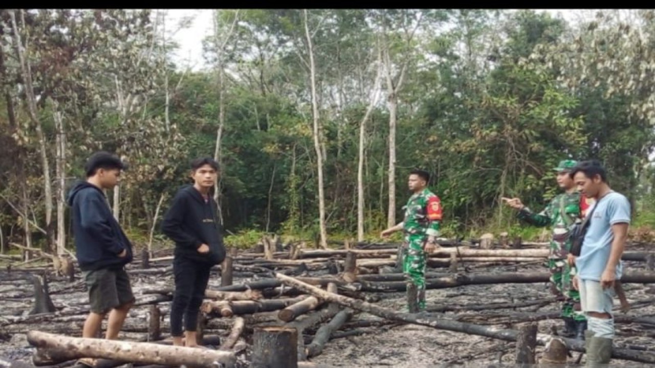 Prajurit Kodim 0403/OKU patroli titik panas antisipasi karhutla (ANTARA/HO/Pendam Swj/23)