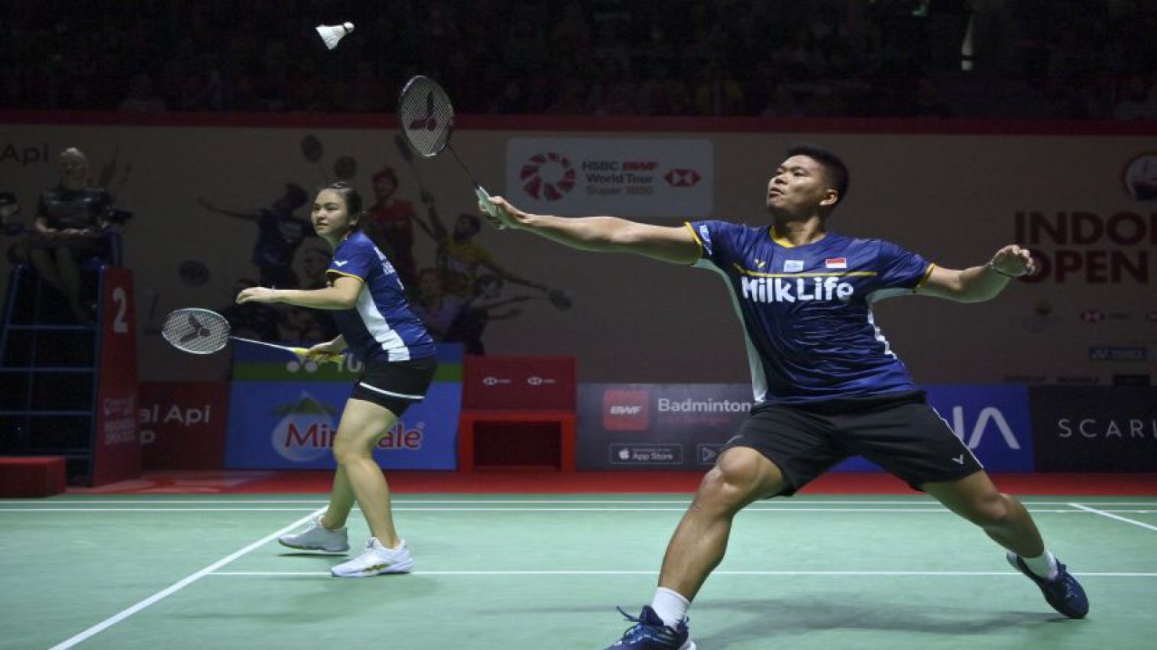 Arsip - Pebulu tangkis ganda campuran Indonesia Praveen Jordan (kanan) dan Melati Daeva Oktavianti (kiri) mengembalikan kok ke arah ganda campuran Hongkong Tang Chun Man dan Tse Ying Suet dalam babak 16 besar turnamen Indonesia Open 2023 di Istora Senayan, Jakarta, Kamis (15/6/2023). ANTARA FOTO/M Risyal Hidayat/nym.