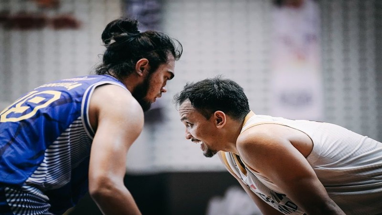 Pemain Prawira Harum Bandung Reza Fahdani Guntara (kiri) menjaga ketat pemain Dewa United Banten Kaleb Ramot Gemilang (kanan) dalam laga semifinal IBL 2023 di Sritex Arena Solo, Kamis (13/7/2023). ANTARA/HO-IBL