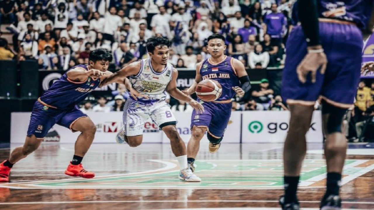 Pemain Prawira Harum Bandung Yudha Saputera. ANTARA/HO-IBL