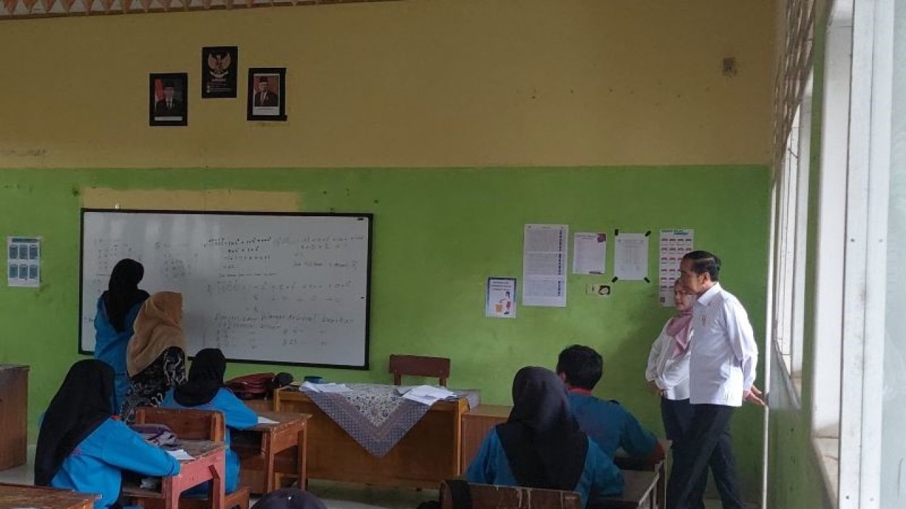 Presiden Joko Widodo meninjau kegiatan belajar mengajar di SMKN 2 Kabupaten Bengkulu Tengah, Provinsi Bengkulu, Kamis (20/7/2023). (ANTARA/Boyke Ledy Watra)