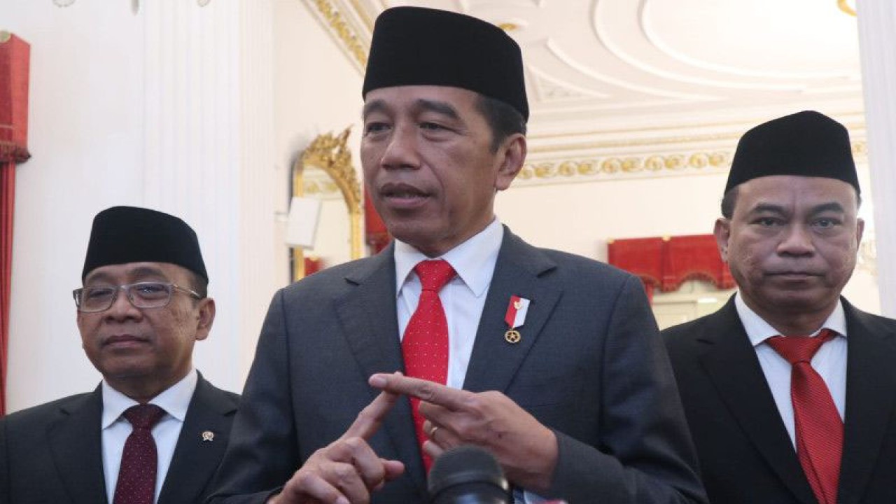 Presiden Jokowi memberikan keterangan pers setelah Pelantikan Menteri, Wakil Menteri, dan Anggota Wantimpres Sisa Masa Jabatan 2019-2024 di Istana Negara, Jakarta, Senin (17/7/2023). ANTARA/Desca Lidya Natalia.