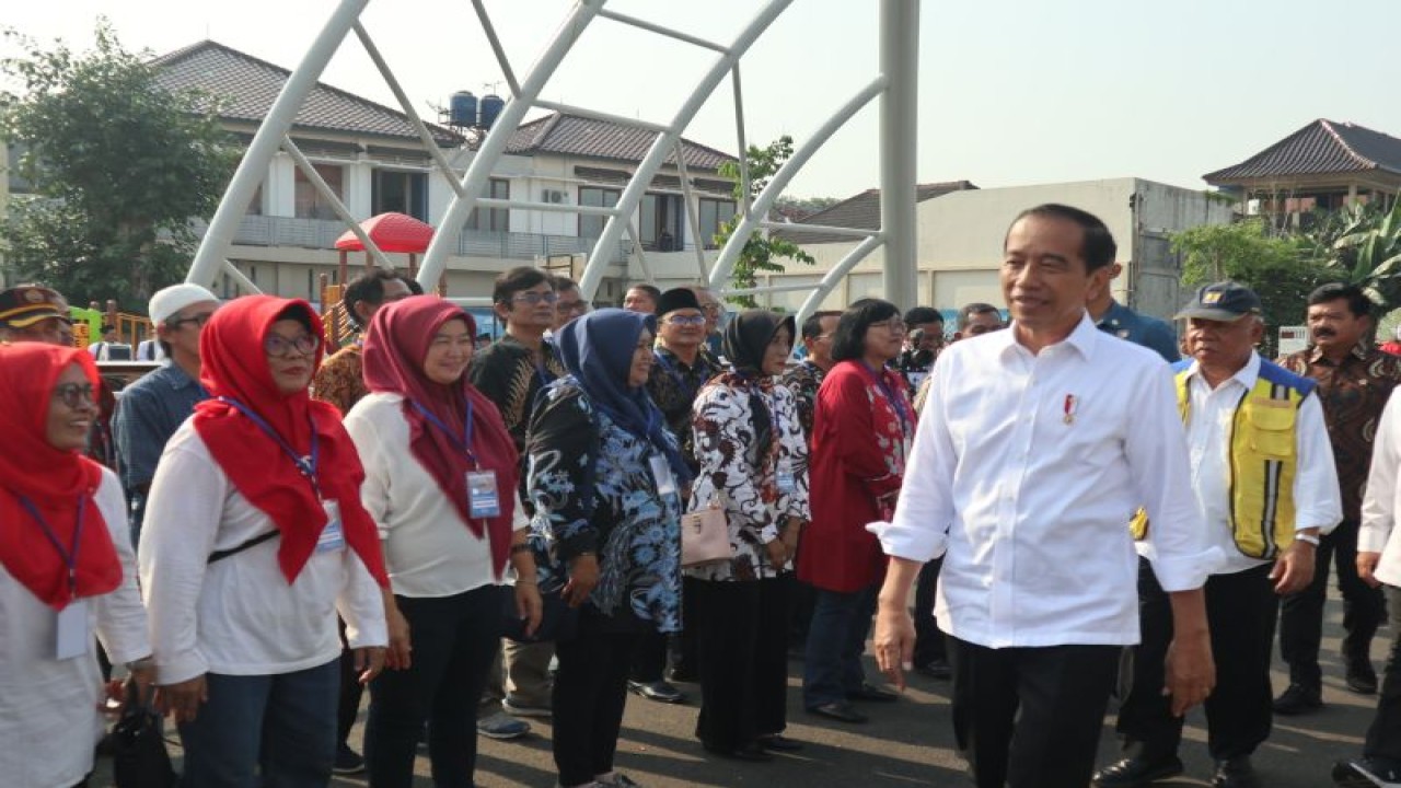 Presiden Joko Widodo tiba di kawasan Inlet Sodetan Ciliwung, Jakarta Timur, Senin (31/7/2023). (ANTARA/Desca Lidya Natalia)