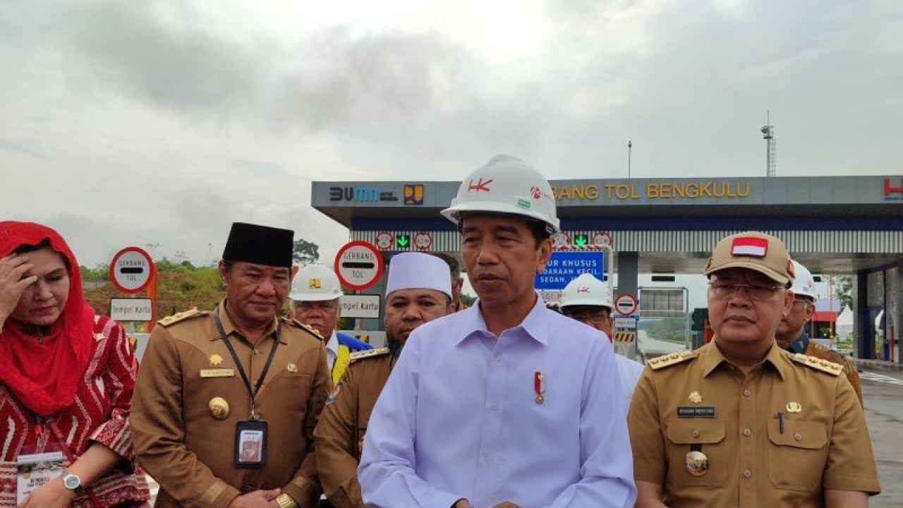Presiden Joko Widodo saat memberikan keterangan kepada wartawan di Kota Bengkulu, Kamis (20/7/2023). FOTO ANTARA/Anggi Mayasari.
