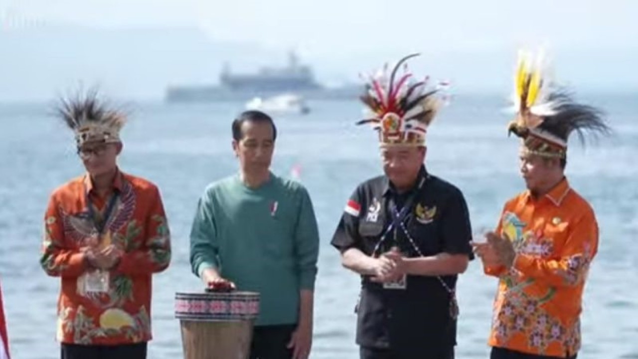 Presiden Joko Widodo saat membuka Papua Street Carnival di Kota Jayapura Papua, Jumat (7/6). (ANTARA/HO- tangkapan layar)