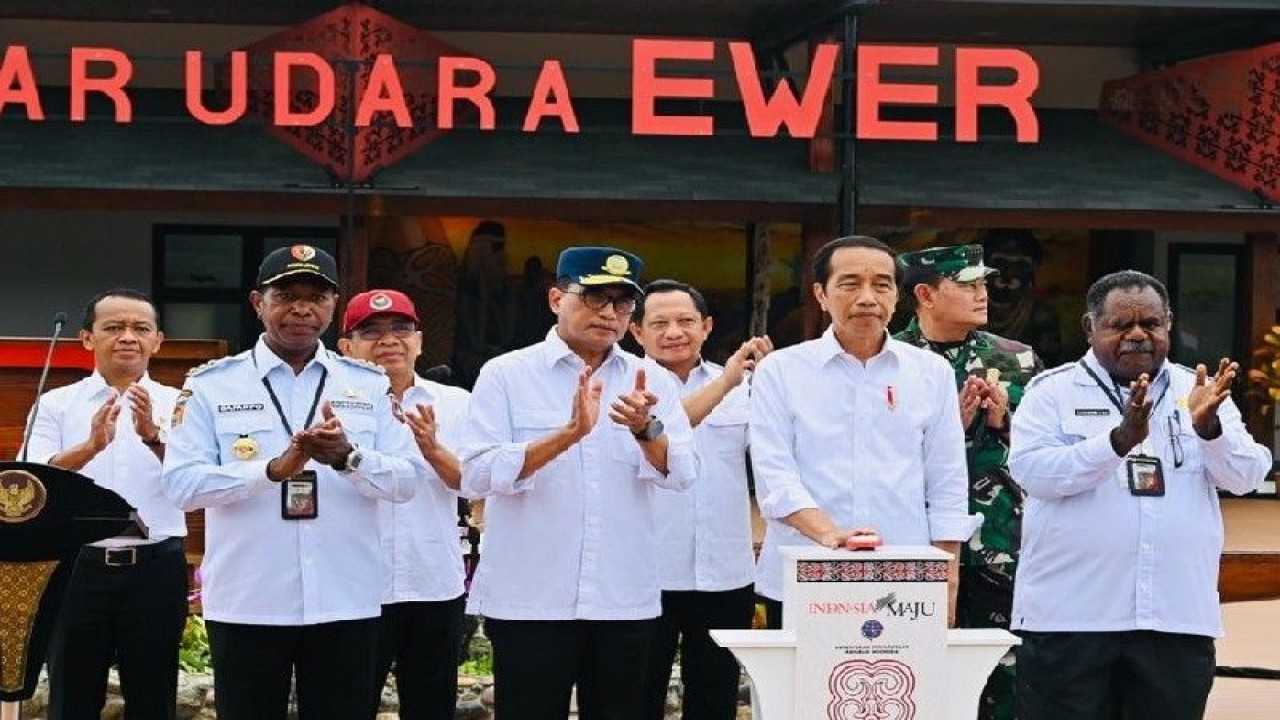 Presiden Jokowi saat meresmikan Bandara Ewer, Kabupaten Asmat, Papua Selatan, Kamis (6/7). (ANTARA/HO/Humas Polda Papua)