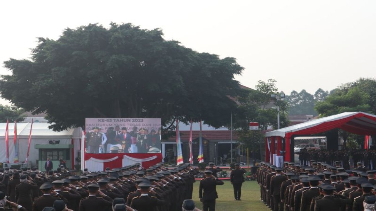 Presiden RI Joko Widodo menjadi inspektur upacara pada Hari Bhakti Adhyaksa (HBA) Ke-63 atau Hari Ulang Tahun (HUT) Kejaksaan Republik Indonesia di halaman Badan Pendidikan dan Pelatihan Kejaksaan RI, Ragunan, Jakarta, Sabtu (22/7/2023). ANTARA/Desca Lidya Natalia