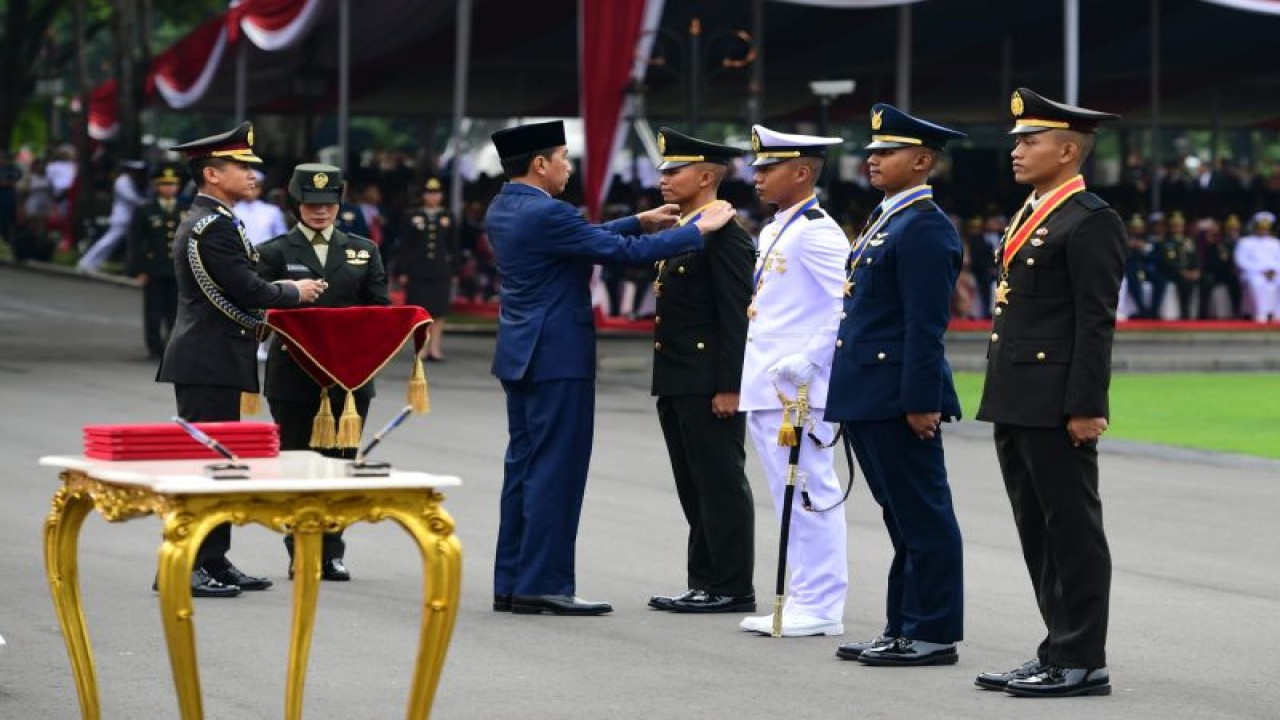 Presiden Joko Widodo menyematkan tanda pangkat kepada empat perwira peraih penghargaan Adhi Makayasa (lulusan terbaik) TNI-Polri Tahun 2023, dalam upacara Prasetya Perwira TNI-Polri Tahun 2023, di halam Istana Merdeka, Jakarta, Rabu (26/7/2023). ANTARA