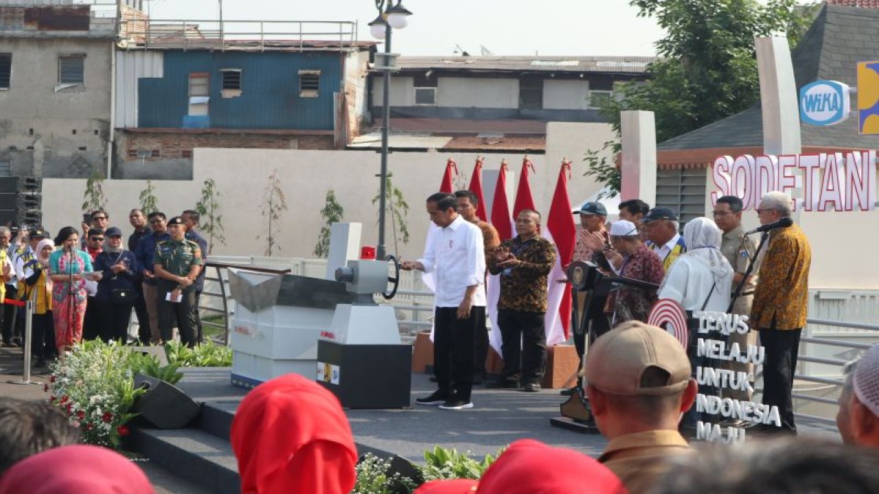 Presiden Jokowi meresmikan sodetan Ciliwung di Jakarta Timur pada Senin (31/7/2023) (ANTARA/Desca Lidya Natalia)