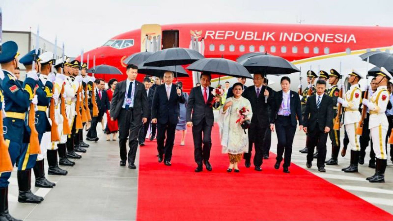 Presiden RI Joko Widodo dan Ibu Iriana tiba di Bandar Udara Internasional Tianfu, Kota Chengdu, Provinsi Sichuan, Republik Rakyat Tiongkok, Kamis (27/7/2023). ANTARA/HO-Biro Pers Sekretariat Presiden