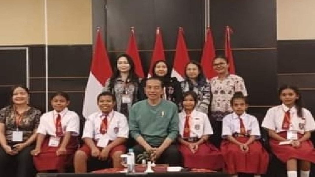 Presiden Joko Widodo foto bersama dengan siswa siswi SD asal Biak Numfor, Papua saat kunjungan kerja ke Kota Jayapura untuk melakukan tes kemampuan berhitung cepat siswa pintar berhitung cepat Biak.ANTARA/Muhsidin
