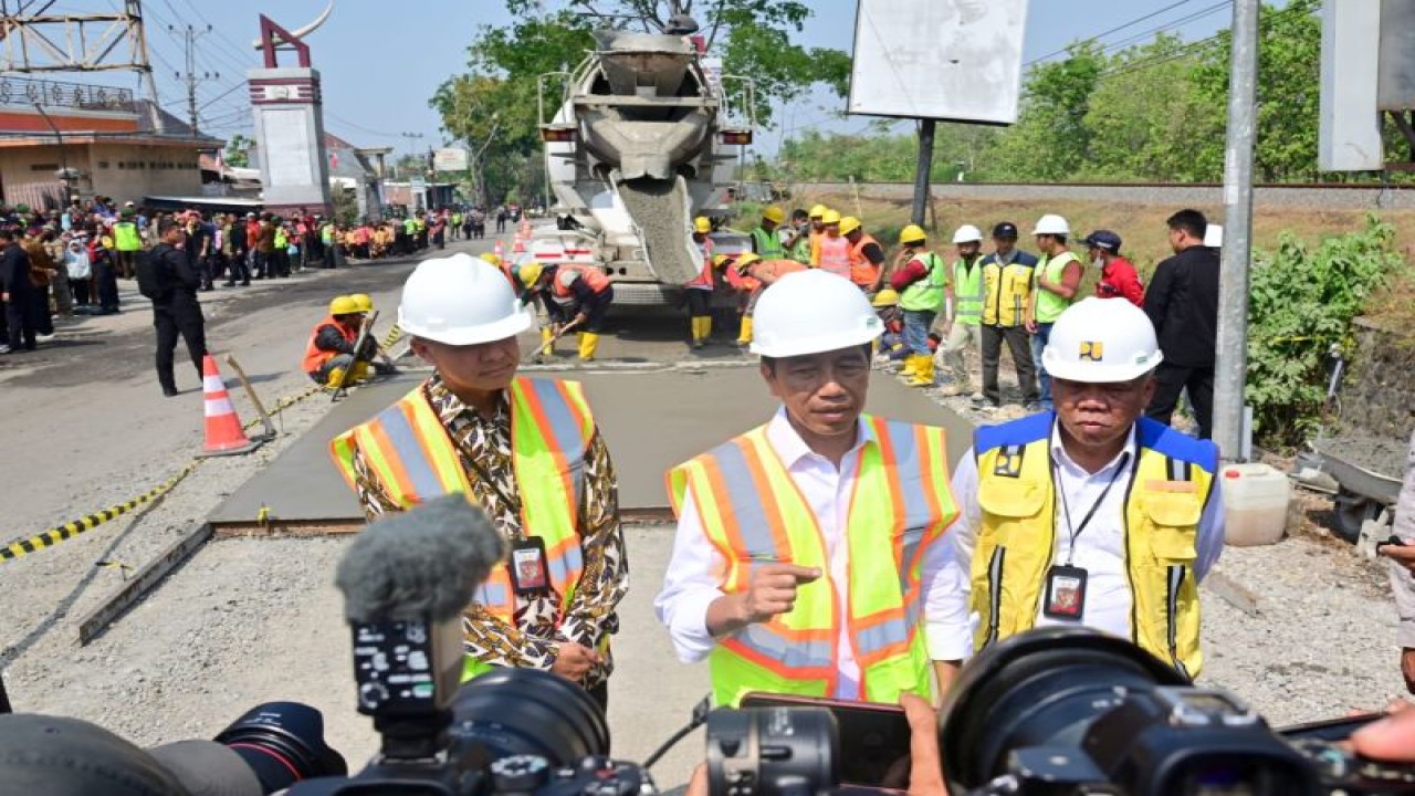 Presiden Joko Widodo didampingi Gubernur Jawa Tengah Ganjar Pranowo serta Menteri Pekerjaan Umum dan Perumahan Rakyat Basuki Hadimoeljono meninjau rekonstruksi Jalan Raya Surakata-Gemolong-Purwodadi di Sragen, Jawa Tengah, Minggu (23/7/2023). ANTARA/HO-Biro Pers Sekretariat Presiden-Muchlis Jr