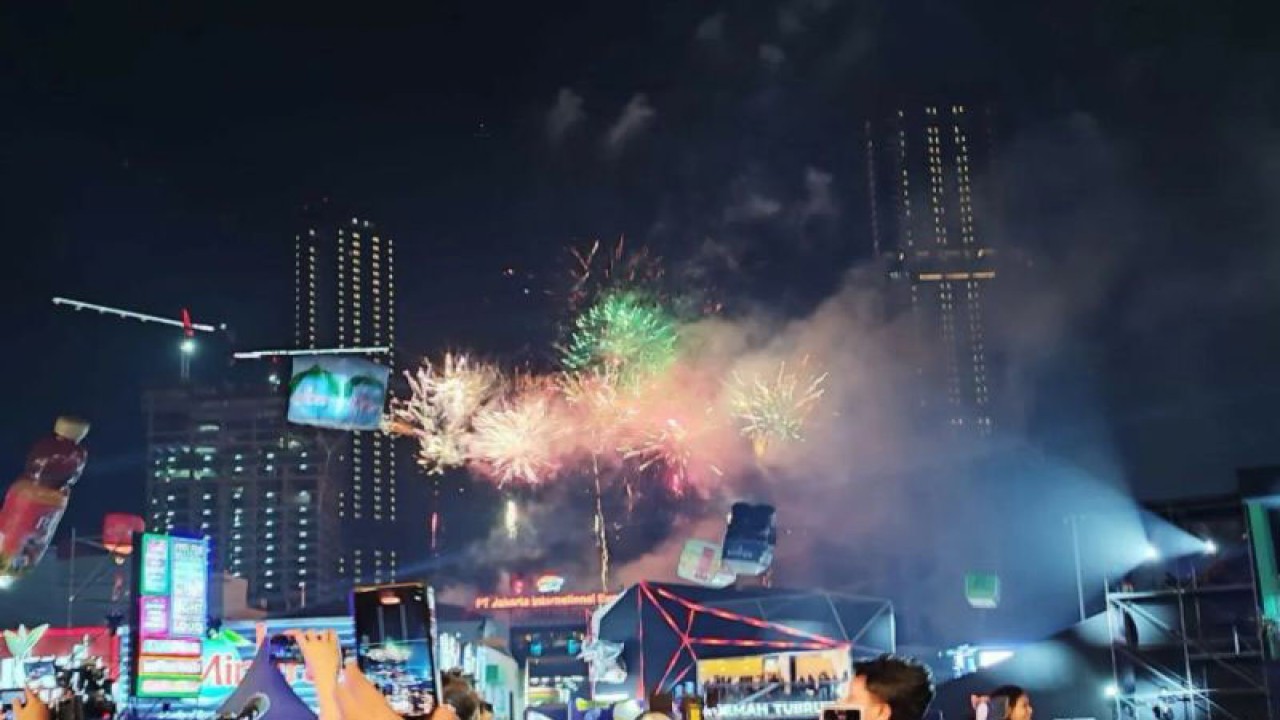 Pesta kembang api meriahkan penutupan Jakarta Fair Kemayoran 2023 di JI Expo Kemayoran, Jakarta, Minggu (16/7/2023). ANTARA/Mentari Dwi Gayati