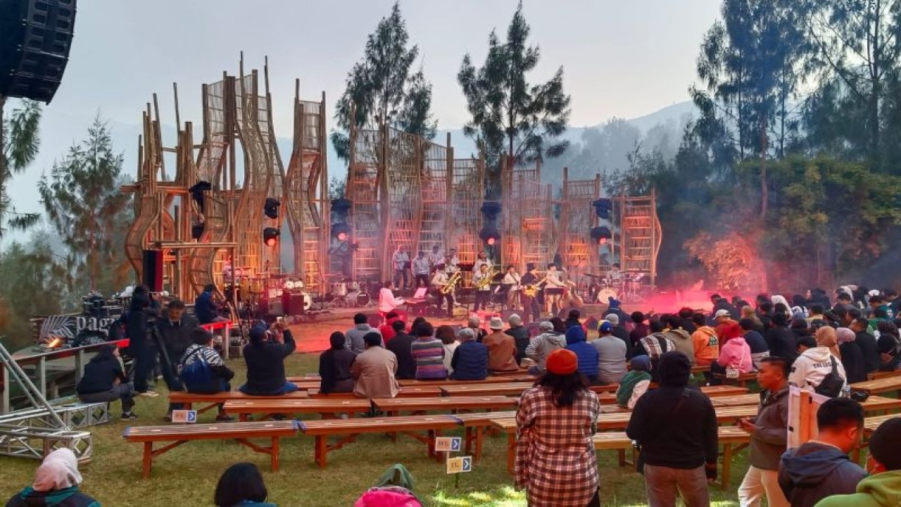 Suasana pembukaan Jazz Gunung Bromo di Amfiteater Terbuka Jiwa Jawa Resort di Wonotoro, Kabupaten Probolinggo, Jumat (21/7) sore. (ANTARA/HO-Diskominfo Kabupaten Probolinggo)
