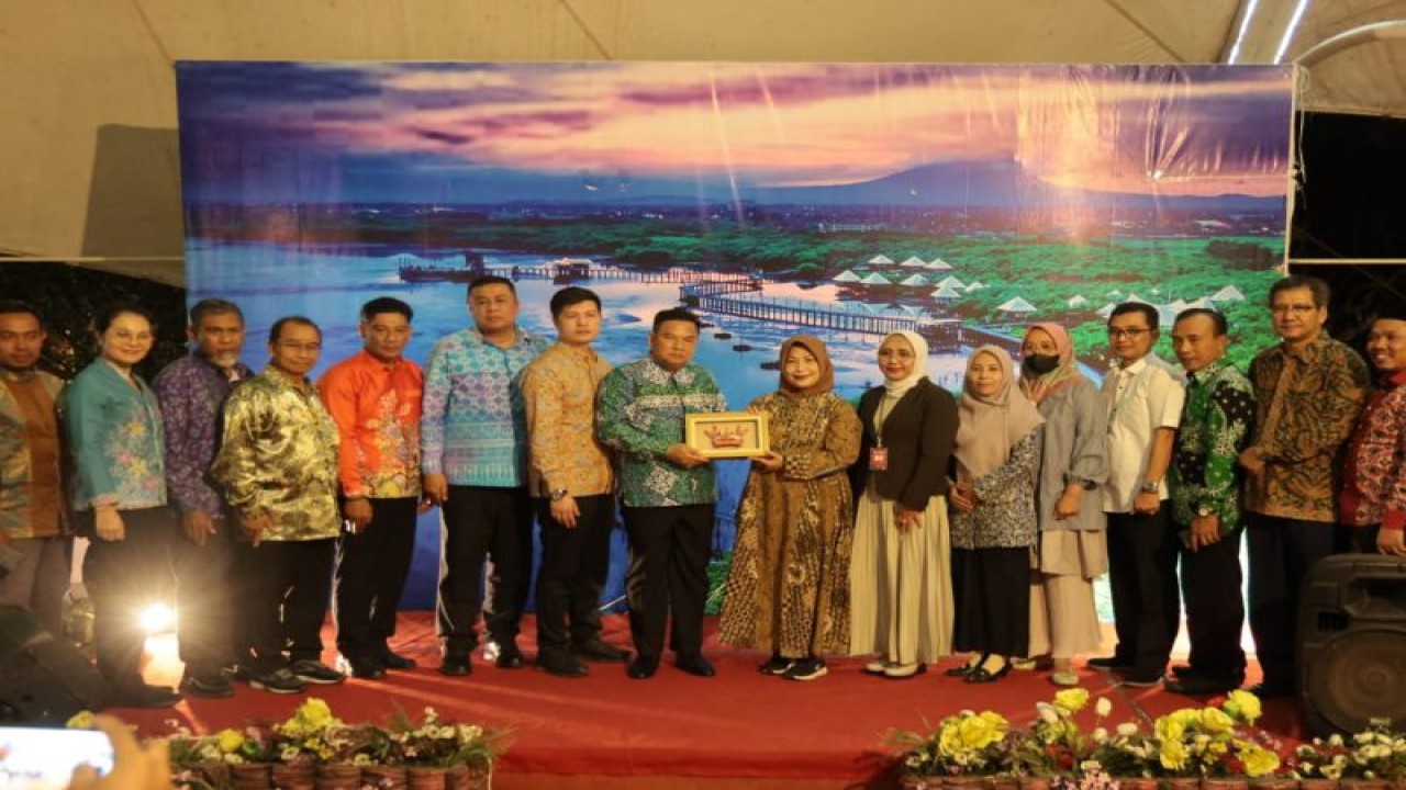 Sekda Kota Probolinggo Ninik Ira Wibawati bertukar cenderamata dengan Gubernur Sanan Pongaksorn dari Provinsi Narathiwat Thailand di BJBR Kota Probolinggo, Senin (24/7/2023) malam. (ANTARA/HO-Diskominfo Kota Probolinggo)