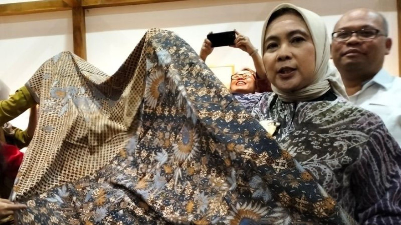 Produk batik dari Solo yang dipamerkan di pergelaran Karya Kreatif Indonesia (KKI) di Jakarta Convention Center (JCC) Senayan, Jakarta, Jumat (28/7/2023). (ANTARA/Aris Wasita)