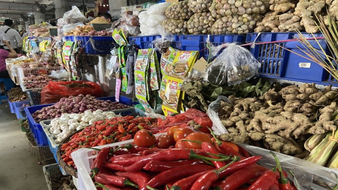 Produk bumbu-bumbu yang dijual di Pasar Badung Denpasar, Rabu (26/7/2023). ANTARA/Ni Putu Putri Muliantari