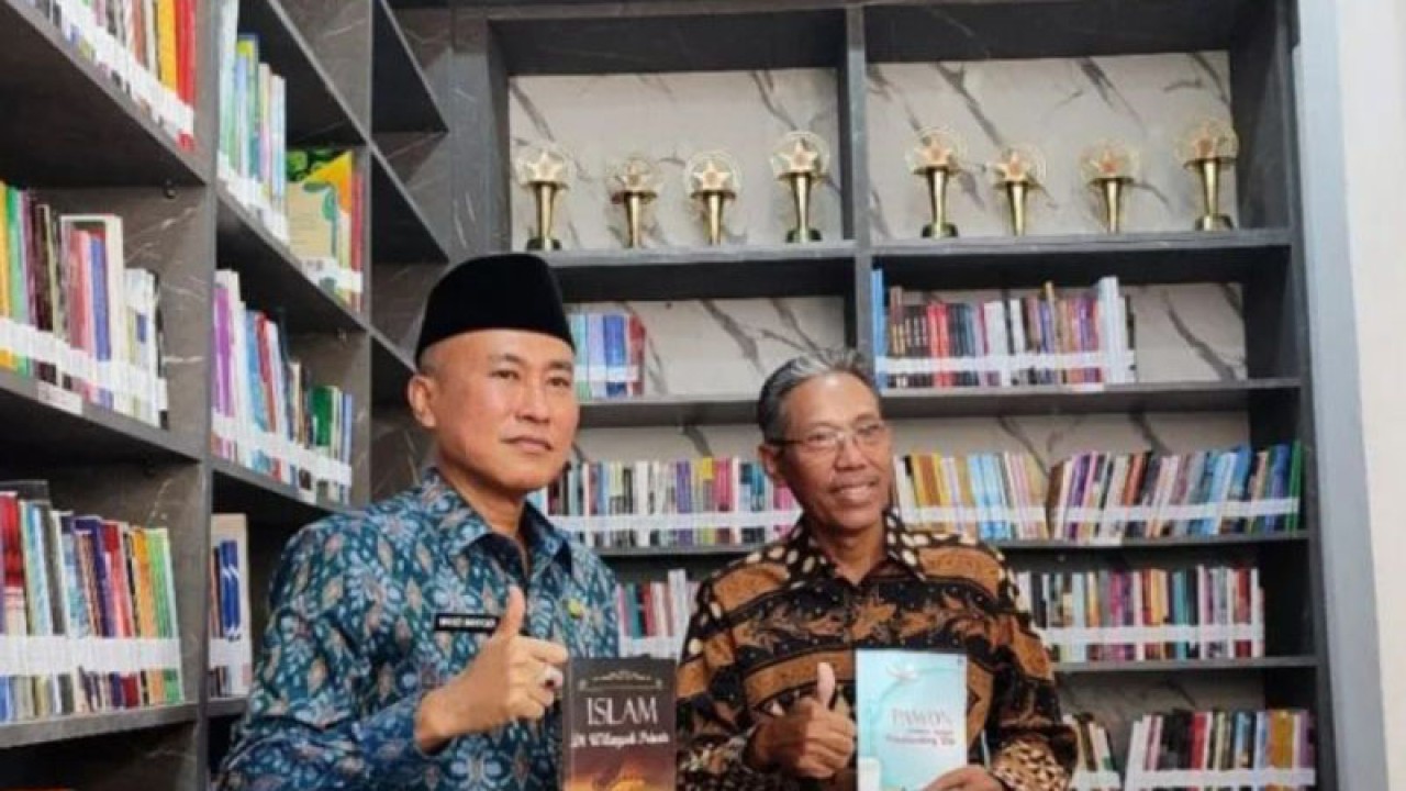 Arsip - Ketua Dewan Pendidikan Jawa Timur Prof. Warsono (kanan). (ANTARA/Willi Irawan)
