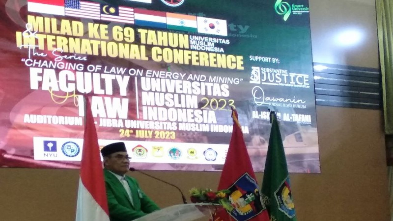 Rektor UMI Prof Basri Modding memberikan sambutan pada konferensi internasional yang digelar FH UMI di Makassar, Senin (24/7/2023).(ANTARA/Abd Kadir)