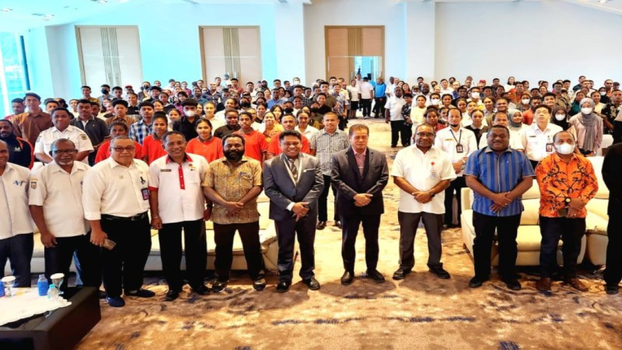 Foto bersama usai pelepasan beasiswa afrimasi program Adik di Aula Kantor Gubernur Papua, Rabu, (26/7) (ANTARA/HO-Humas DPPAD Papua)