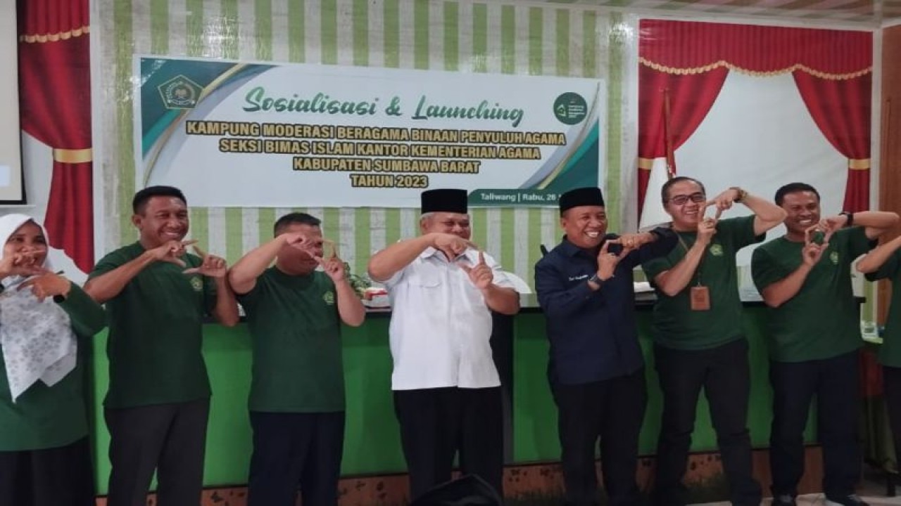 Foto bersama saat acara sosialisasi dan peluncuran program kampung moderasi beragama di Kabupaten Sumbawa Barat, Provinsi Nusa Tenggara Barat, Rabu (26/7/2023) (ANTARA/Humas Pemkab Sumbawa Barat)