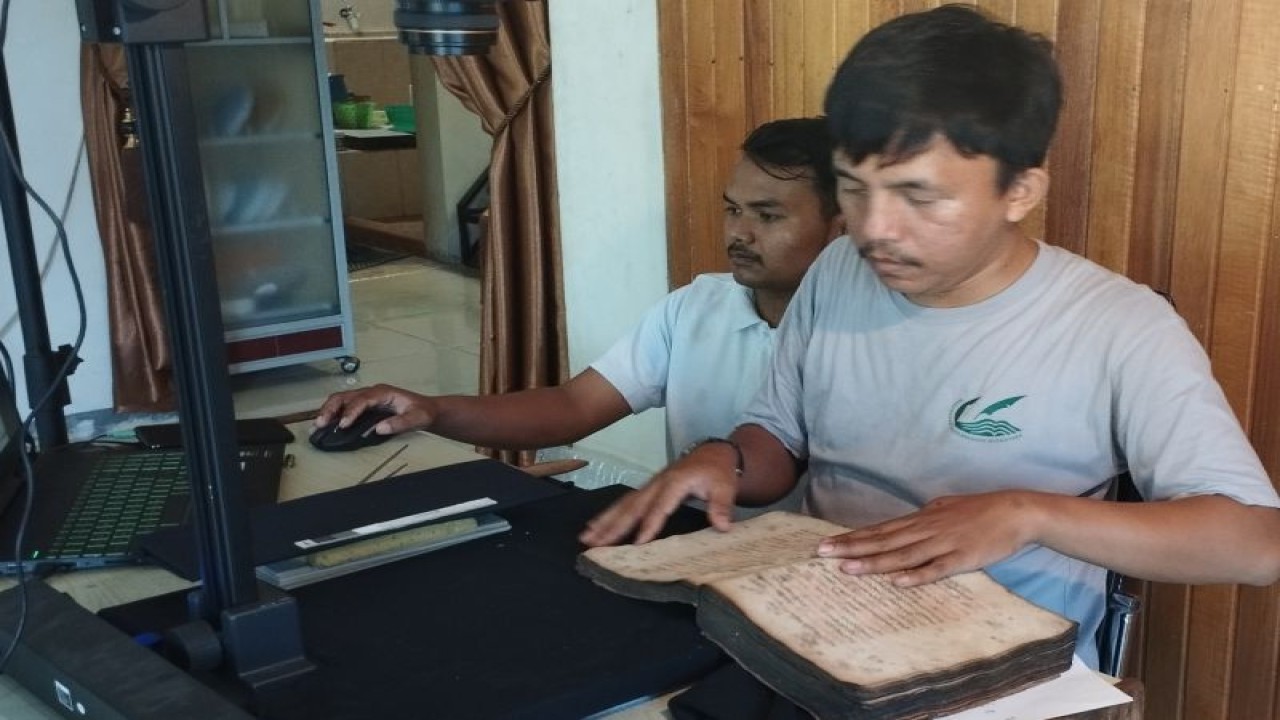 Proses digitalisasi naskah kuno di Sumbar. (ANTARA/Pramono)