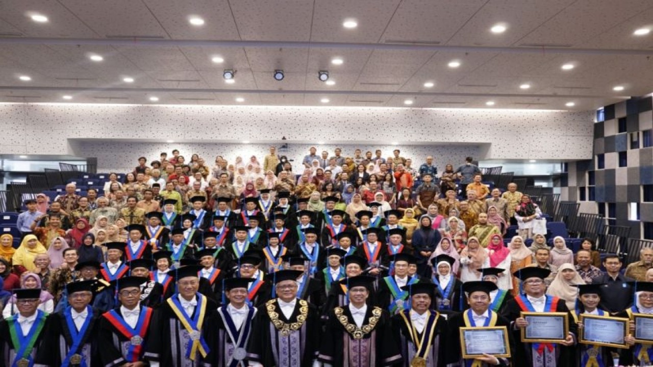 Prosesi pengukuhan guru besar di Institut Teknologi Sepuluh Nopember (ITS) Surabaya, Kamis (20/7/2023). ANTARA/HO-Humas ITS