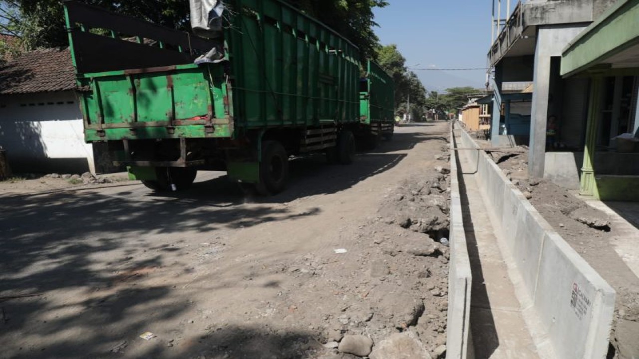 Proyek betonisasi jalan Krembung-Mojorunut Kabupaten Sidoarjo. (ANTARA/HO Pemkab Sidoarjo)