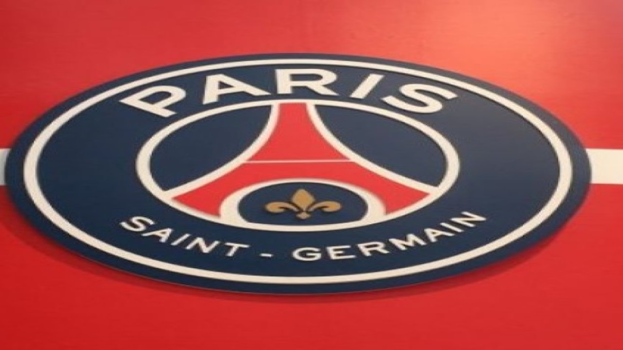 Logo Paris Saint-Germain terpajang di sudut Stadion Parc des Princes, Paris. (ANTARA News) (1) (1/)
