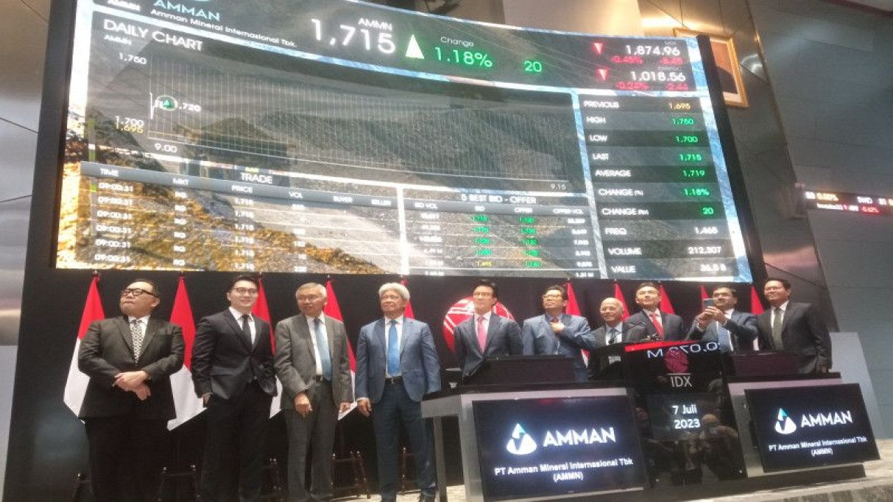 Emiten tambang emas dan tembaga PT Amman Mineral Internasional Tbk (AMMN) resmi mencatatkan saham perdana di Bursa Efek Indonesia (BEI), Jakarta, Jumat (7/7/2023). ANTARA/Muhammad Heriyanto