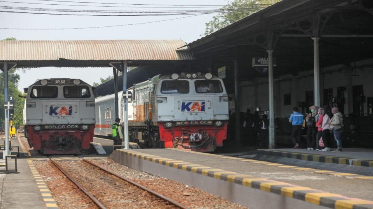 Sejumlah penumpang menunggu kereta di Stasiun Gubeng Surabaya, Jatim, Rabu (12/7/2023). ANTARA/Didik Suhartono