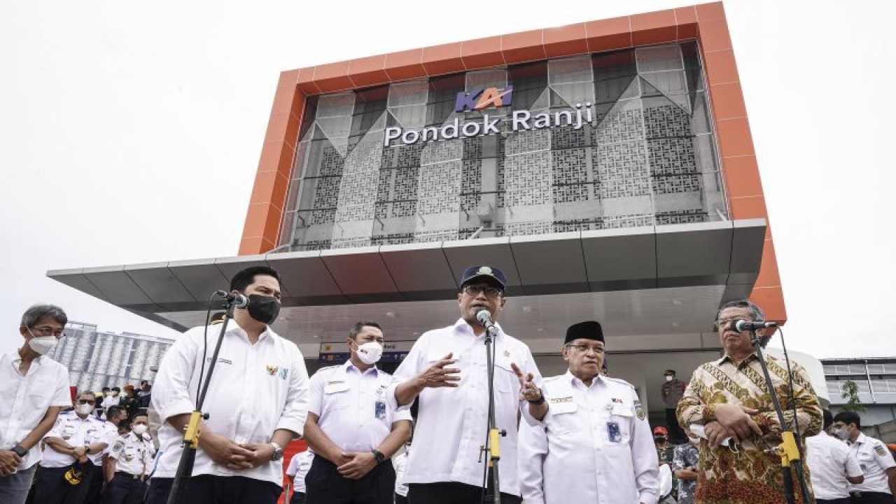 Menteri Perhubungan Budi Karya Sumadi (ketiga kanan) bersama Menteri BUMN Erick Thohir (kedua kiri), Komisaris Utama KAI Said Aqil Siroj (kedua kanan) dan Wali Kota Tangerang Selatan Benyamin Davnie (kanan) menyampaikan keterangan pers pada Peresmian Peningkatan dan Aksesibilitas dan Penataan Stasiun Pondok Ranji di Tangerang Selatan, Banten, Kamis (16/6/2022). Menteri Perhubungan mengatakan revitalisasi stasiun tersebut akan memberikan kemudahan dan kenyamanan bagi masyarakat untuk menggunakan transportasi publik. ANTARA FOTO/Dhemas Reviyanto/hp