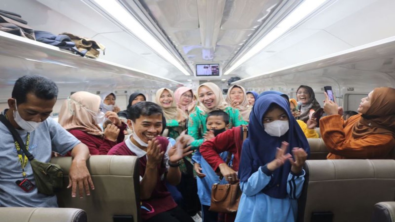 Ilustrasi - Pelanggan kereta api memanfaatkan layanan angkutan rombongan yang diberikan PT KAI Daop 5 Purwokerto. ANTARA/HO-KAI Purwokerto