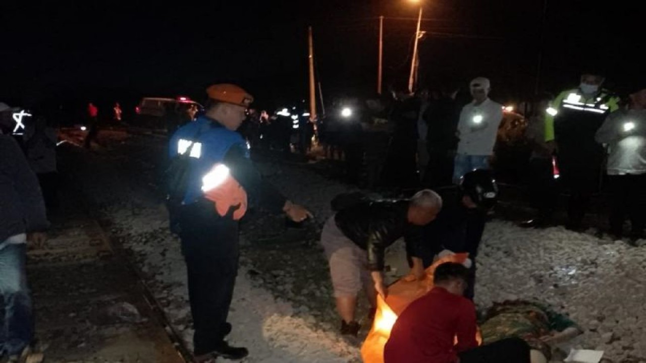 Petugas mengevakuasi korban kecelakaan antara kereta api dan mobil di Jombang, Jawa Timur, Sabtu (29/7/2023) malam. ANTARA/ HO-Daop 7 Madiun
