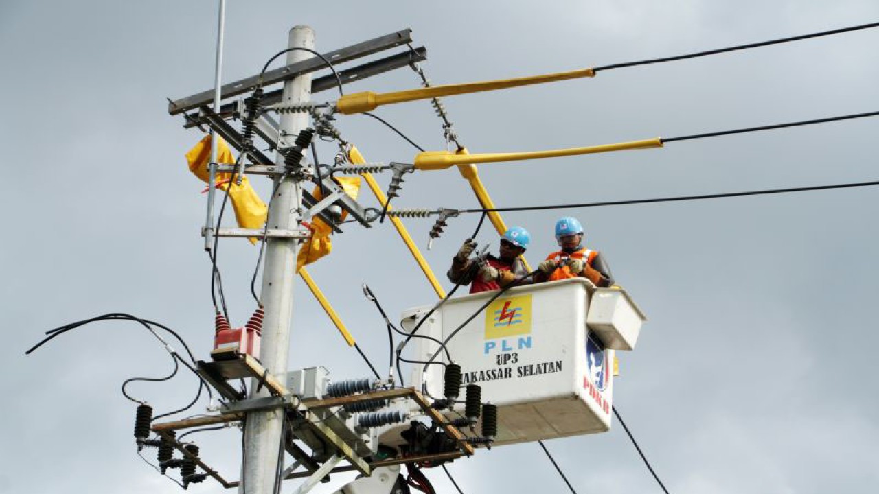 Pekerja memperbaiki jaringan transmisi tenaga listrik di Kabupaten Arsip Foto - PT PLN (Persero) mencatat pasokan daya pada sistem kelistrikan di Sulawesi hingga 31 Mei 2022 mengalami surplus sebesar 616,04 Mega Watt (MW) atau 19,2 persen dari total daya pembangkit listrik di daerah itu sebesar 3.208,75 MW sementara jumlah konsumsi listrik mencapai 2592,71 MW atau 80,8 persen. ANTARA FOTO/Arnas Padda/foc.