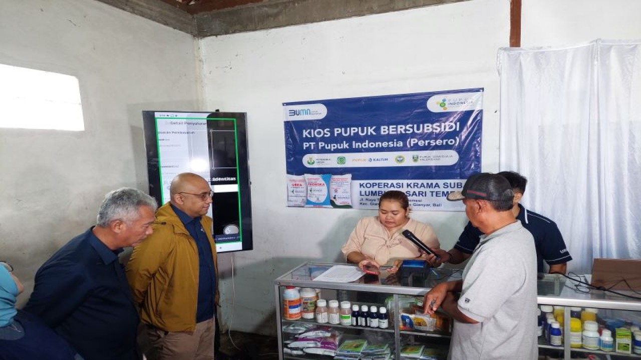 Senior Executive Vice President (SEVP) Operasi Pemasaran PT Pupuk Indonesia, Gatoet Gembiro Noegroho (kiri), Direktur Transformasi Bisnis PT Pupuk Indonesia (Persero) Panji Winanteya Ruky (kedua kiri), saat mengunjungi kios pupuk, di Gianyar, Provinsi Bali, Senin (3/7/2023). ANTARA/Sinta Ambarwati