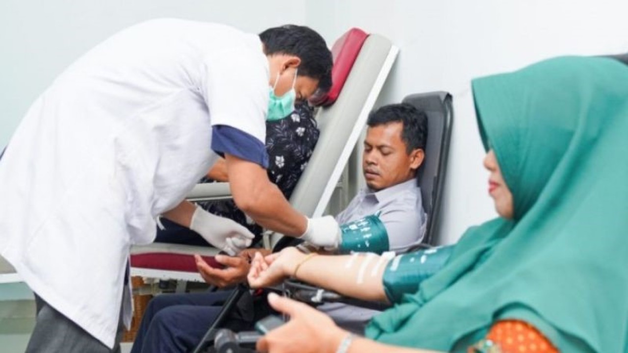 PT Timah Tbk berkolaborasi dengan PMI, Polres Kabupaten Bangka Barat menggelar donor darah massal dalam rangkain memperingati HUT ke-47 PT Timah Tbk di Muntok, Jumat (21/7/2023). (ANTARA/ HO-Humas PT Timah)
