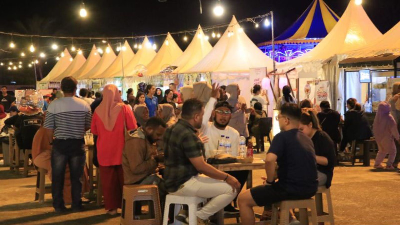Pengunjung Festival "Baku Timba" di PTC Entrop, Distrik Jayapura Selatan, Papua. ANTARA/Ardiles Leloltery