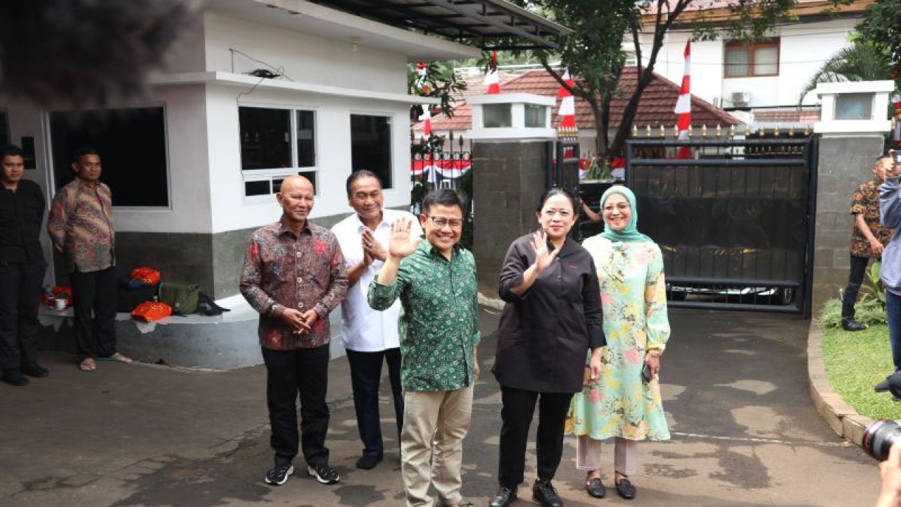 Ketua DPP PDI Perjuangan Puan Maharani (dua kanan) menyambangi kediaman Ketua Umum PKB Muhaimin Iskandar (tengah) di Kompleks Widya Chandra, Jakarta Selatan, Kamis siang (27/7/2023). (ANTARA/Fianda Sjofjan Rassat)