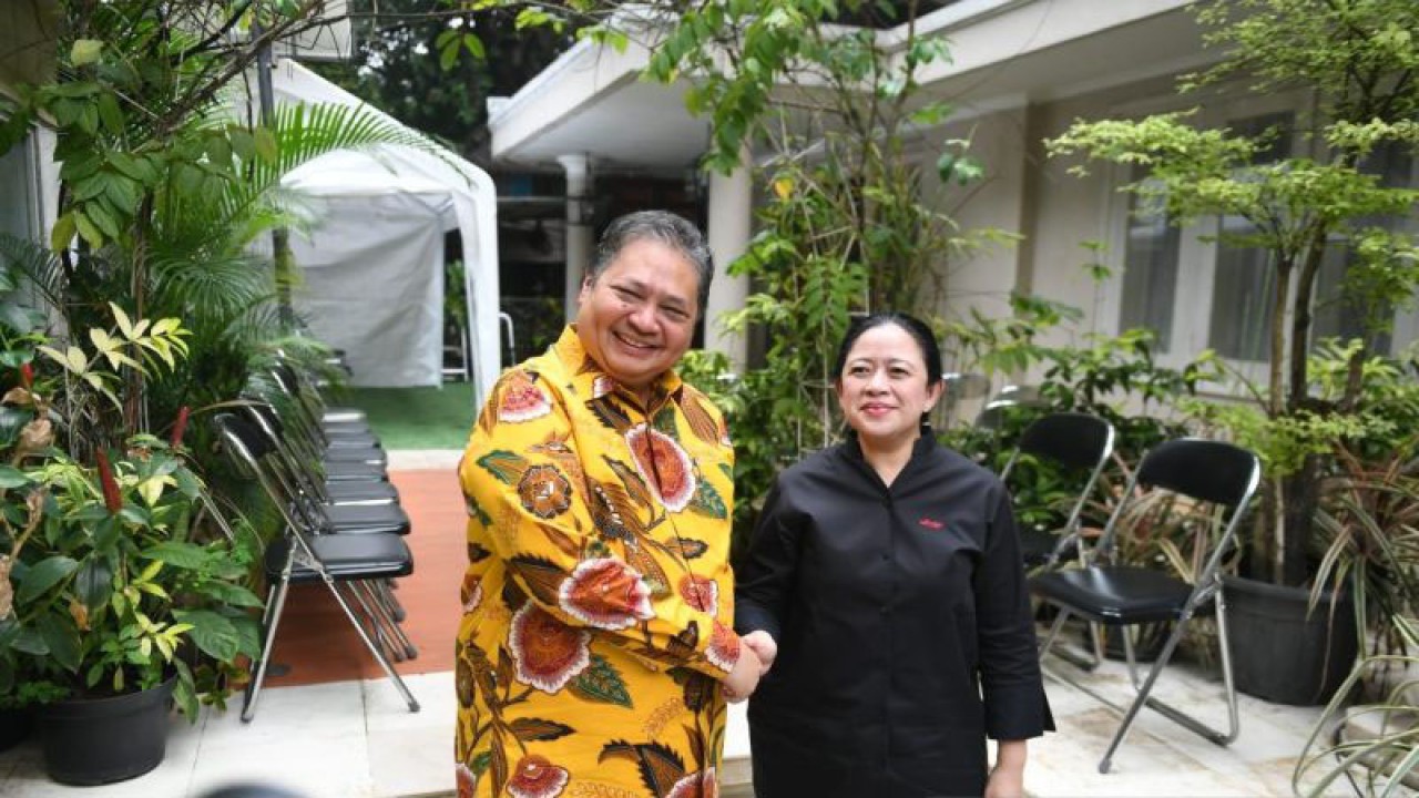 Ketua DPP PDI Perjuangan Puan Maharani bertemu Ketua Umum Partai Golkar Airlangga Hartarto di Jalan Tirtayasa Raya No 32, Kebayoran Baru, Jakarta Selatan, Kamis (27/7/2023). (ANTARA/Hafiz Mubarak)