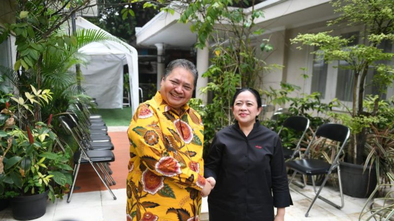 Ketua DPP PDI Perjuangan Puan Maharani bertemu Ketua Umum Partai Golkar Airlangga Hartarto di Jalan Tirtayasa Raya No 32, Kebayoran Baru, Jakarta Selatan, Kamis (27/7/2023). ANTARA/Hafiz Mubarak