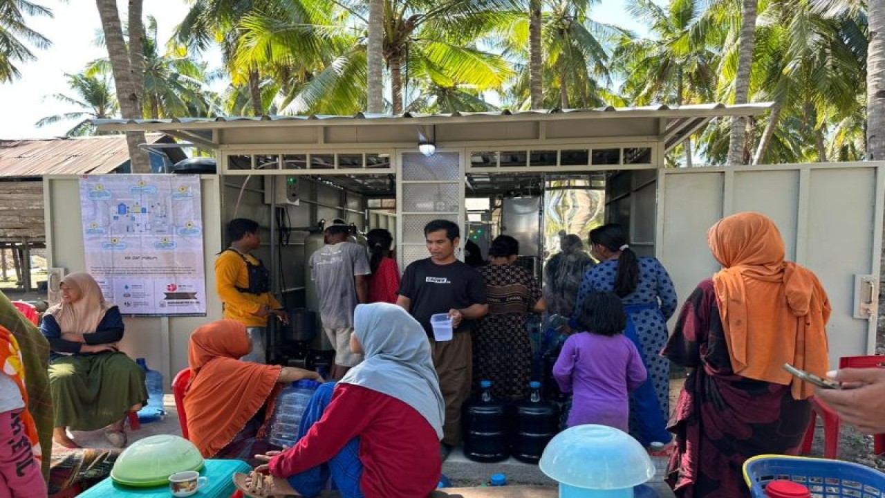 Masyarakat Pulau Karumpa di Desa Karumpa, Kecamatan Pasilambena, Selayar nikmati Arsinum oleh Pemprov Sulsel.ANTARA/HO-Humas Pemprov Sulsel