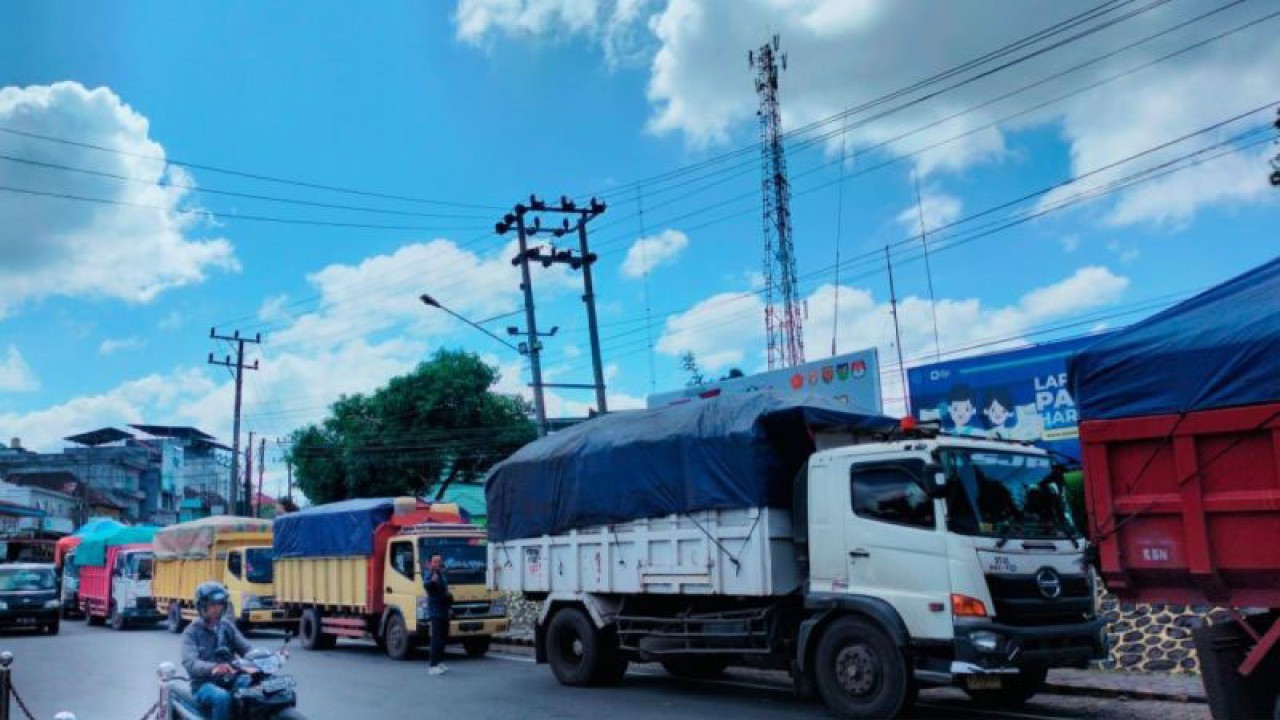 Puluhan kendaraan angkutan batu bara yang ditertibkan personel Kodim 0409/Rejang Lebong karena lewat di jalur dalam kota pada Kamis dini hari (27/7/2023). ANTARA/Nur Muhamad